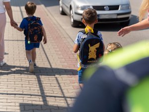 Zdjęcia przedstawiają umundurowanych funkcjonariuszy Komendy Powiatowej Policji w Leżajsku, którzy znajdują się pod szkołami na terenie powiatu leżajskiego i rozmawiają z uczestnikami ruchu drogowego, którzy korzystają z przejścia dla pieszych. Policjanci ubrani są w odblaskowe kamizelki.