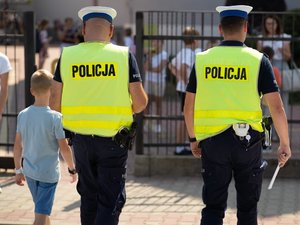 Zdjęcia przedstawiają umundurowanych funkcjonariuszy Komendy Powiatowej Policji w Leżajsku, którzy znajdują się pod szkołami na terenie powiatu leżajskiego i rozmawiają z uczestnikami ruchu drogowego, którzy korzystają z przejścia dla pieszych. Policjanci ubrani są w odblaskowe kamizelki.