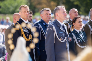 Zdjęcia przedstawiają przebieg XXV Pielgrzymki Służb Mundurowych w Leżajsku. Na zdjęciach znajdują się funkcjonariusze Policji i innych formacji. Zdjęcia wykonywane są na zewnątrz.