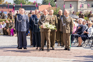 Zdjęcia przedstawiają przebieg XXV Pielgrzymki Służb Mundurowych w Leżajsku. Na zdjęciach znajdują się funkcjonariusze Policji i innych formacji. Zdjęcia wykonywane są na zewnątrz.