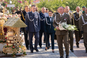 Zdjęcia przedstawiają przebieg XXV Pielgrzymki Służb Mundurowych w Leżajsku. Na zdjęciach znajdują się funkcjonariusze Policji i innych formacji. Zdjęcia wykonywane są na zewnątrz.