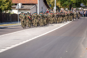 Zdjęcia przedstawiają przebieg XXV Pielgrzymki Służb Mundurowych w Leżajsku. Na zdjęciach znajdują się funkcjonariusze Policji i innych formacji. Zdjęcia wykonywane są na zewnątrz.