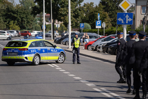 Zdjęcia przedstawiają przebieg XXV Pielgrzymki Służb Mundurowych w Leżajsku. Na zdjęciach znajdują się funkcjonariusze Policji i innych formacji. Zdjęcia wykonywane są na zewnątrz.