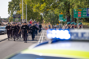 Zdjęcia przedstawiają przebieg XXV Pielgrzymki Służb Mundurowych w Leżajsku. Na zdjęciach znajdują się funkcjonariusze Policji i innych formacji. Zdjęcia wykonywane są na zewnątrz.