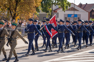 Zdjęcia przedstawiają przebieg XXV Pielgrzymki Służb Mundurowych w Leżajsku. Na zdjęciach znajdują się funkcjonariusze Policji i innych formacji. Zdjęcia wykonywane są na zewnątrz.