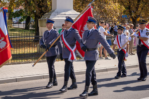 Zdjęcia przedstawiają przebieg XXV Pielgrzymki Służb Mundurowych w Leżajsku. Na zdjęciach znajdują się funkcjonariusze Policji i innych formacji. Zdjęcia wykonywane są na zewnątrz.