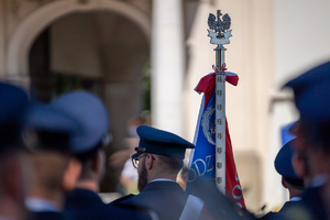 Zdjęcia przedstawiają przebieg XXV Pielgrzymki Służb Mundurowych w Leżajsku. Na zdjęciach znajdują się funkcjonariusze Policji i innych formacji. Zdjęcia wykonywane są na zewnątrz.