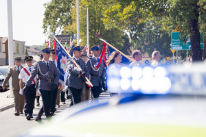 Zdjęcia przedstawiają przebieg XXV Pielgrzymki Służb Mundurowych w Leżajsku. Na zdjęciach znajdują się funkcjonariusze Policji i innych formacji. Zdjęcia wykonywane są na zewnątrz.