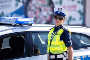 Zdjęcia przedstawiają przebieg XXV Pielgrzymki Służb Mundurowych w Leżajsku. Na zdjęciach znajdują się funkcjonariusze Policji i innych formacji. Zdjęcia wykonywane są na zewnątrz.