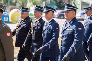 Zdjęcia przedstawiają przebieg XXV Pielgrzymki Służb Mundurowych w Leżajsku. Na zdjęciach znajdują się funkcjonariusze Policji i innych formacji. Zdjęcia wykonywane są na zewnątrz.