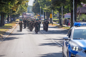 Zdjęcia przedstawiają przebieg XXV Pielgrzymki Służb Mundurowych w Leżajsku. Na zdjęciach znajdują się funkcjonariusze Policji i innych formacji. Zdjęcia wykonywane są na zewnątrz.