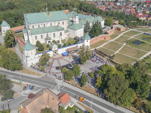 Zdjęcia przedstawiają przebieg XXV Pielgrzymki Służb Mundurowych w Leżajsku. Na zdjęciach znajdują się funkcjonariusze Policji i innych formacji. Zdjęcia wykonywane są na zewnątrz.