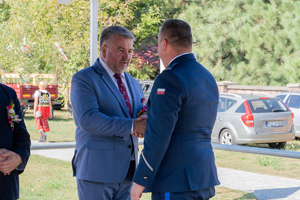 Zdjęcia przedstawiają przebieg XXV Pielgrzymki Służb Mundurowych w Leżajsku. Na zdjęciach znajdują się funkcjonariusze Policji i innych formacji. Zdjęcia wykonywane są na zewnątrz.