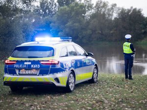 Zdjęcia przedstawiają umundurowanych funkcjonariuszy Komendy Powiatowej Policji w Leżajsku, podczas monitorowania stanu wód na terenie naszego powiatu. Na zdjęciach znajduje się oznakowany radiowóz Policji.