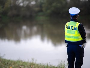 Zdjęcia przedstawiają umundurowanych funkcjonariuszy Komendy Powiatowej Policji w Leżajsku, podczas monitorowania stanu wód na terenie naszego powiatu. Na zdjęciach znajduje się oznakowany radiowóz Policji.