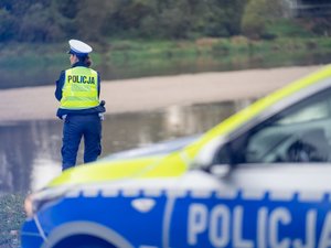 Zdjęcia przedstawiają umundurowanych funkcjonariuszy Komendy Powiatowej Policji w Leżajsku, podczas monitorowania stanu wód na terenie naszego powiatu. Na zdjęciach znajduje się oznakowany radiowóz Policji.