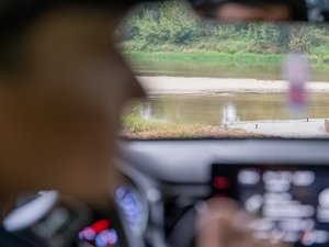 Zdjęcia przedstawiają umundurowanych funkcjonariuszy Komendy Powiatowej Policji w Leżajsku, podczas monitorowania stanu wód na terenie naszego powiatu. Na zdjęciach znajduje się oznakowany radiowóz Policji.