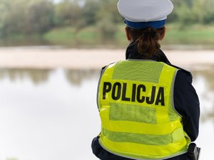 Zdjęcia przedstawiają umundurowanych funkcjonariuszy Komendy Powiatowej Policji w Leżajsku, podczas monitorowania stanu wód na terenie naszego powiatu. Na zdjęciach znajduje się oznakowany radiowóz Policji.