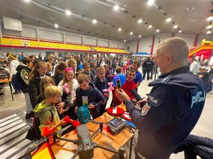 Zdjęcia przedstawiają Funkcjonariuszy Komendy Powiatowej Policji w Leżajsku podczas Festiwalu Techniki w Zespole Szkół Technicznych w Leżajsku. Na fotografiach widoczne są także osoby odwiedzające stoisko leżajskiej jednostki.