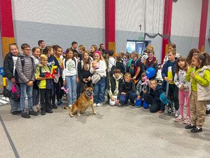 Zdjęcia przedstawiają Funkcjonariuszy Komendy Powiatowej Policji w Leżajsku podczas Festiwalu Techniki w Zespole Szkół Technicznych w Leżajsku. Na fotografiach widoczne są także osoby odwiedzające stoisko leżajskiej jednostki.