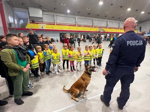 Zdjęcia przedstawiają Funkcjonariuszy Komendy Powiatowej Policji w Leżajsku podczas Festiwalu Techniki w Zespole Szkół Technicznych w Leżajsku. Na fotografiach widoczne są także osoby odwiedzające stoisko leżajskiej jednostki.