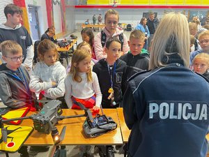 Zdjęcia przedstawiają Funkcjonariuszy Komendy Powiatowej Policji w Leżajsku podczas Festiwalu Techniki w Zespole Szkół Technicznych w Leżajsku. Na fotografiach widoczne są także osoby odwiedzające stoisko leżajskiej jednostki.