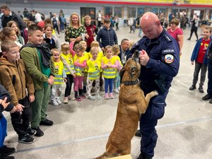 Zdjęcia przedstawiają Funkcjonariuszy Komendy Powiatowej Policji w Leżajsku podczas Festiwalu Techniki w Zespole Szkół Technicznych w Leżajsku. Na fotografiach widoczne są także osoby odwiedzające stoisko leżajskiej jednostki.