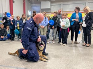 Zdjęcia przedstawiają Funkcjonariuszy Komendy Powiatowej Policji w Leżajsku podczas Festiwalu Techniki w Zespole Szkół Technicznych w Leżajsku. Na fotografiach widoczne są także osoby odwiedzające stoisko leżajskiej jednostki.