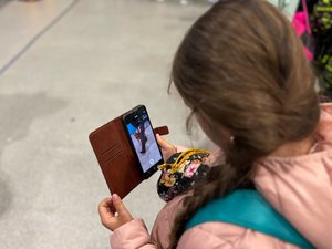 Zdjęcia przedstawiają Funkcjonariuszy Komendy Powiatowej Policji w Leżajsku podczas Festiwalu Techniki w Zespole Szkół Technicznych w Leżajsku. Na fotografiach widoczne są także osoby odwiedzające stoisko leżajskiej jednostki.