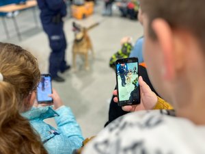 Zdjęcia przedstawiają Funkcjonariuszy Komendy Powiatowej Policji w Leżajsku podczas Festiwalu Techniki w Zespole Szkół Technicznych w Leżajsku. Na fotografiach widoczne są także osoby odwiedzające stoisko leżajskiej jednostki.