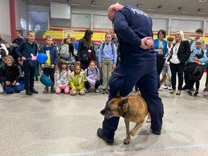 Zdjęcia przedstawiają Funkcjonariuszy Komendy Powiatowej Policji w Leżajsku podczas Festiwalu Techniki w Zespole Szkół Technicznych w Leżajsku. Na fotografiach widoczne są także osoby odwiedzające stoisko leżajskiej jednostki.