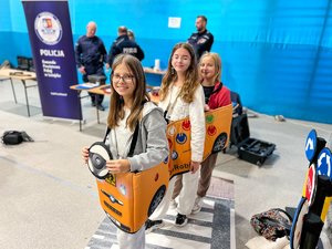 Zdjęcia przedstawiają Funkcjonariuszy Komendy Powiatowej Policji w Leżajsku podczas Festiwalu Techniki w Zespole Szkół Technicznych w Leżajsku. Na fotografiach widoczne są także osoby odwiedzające stoisko leżajskiej jednostki.