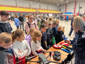 Zdjęcia przedstawiają Funkcjonariuszy Komendy Powiatowej Policji w Leżajsku podczas Festiwalu Techniki w Zespole Szkół Technicznych w Leżajsku. Na fotografiach widoczne są także osoby odwiedzające stoisko leżajskiej jednostki.