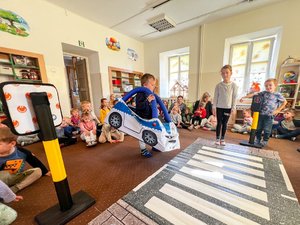 Zdjęcia przedstawiają umundurowanych funkcjonariuszy Policji podczas spotkania z dziećmi z jednego z leżajskich przedszkoli. Na zdjęciach widoczne jest tak zwane Miasteczko Ruchu Drogowego, które policjanci wykorzystują podczas zajęć z najmłodszymi.