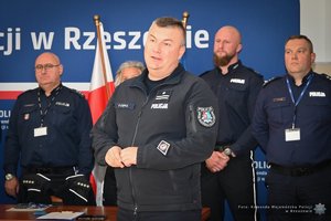 Zdjęcia przedstawiają umundurowanych funkcjonariuszy Policji w trakcie przebiegu eliminacji do ogólnopolskiego konkursu służby dyżurnej. Na zdjęciach widać zmagania policjantów podczas testów i zadań praktycznych. Wszystko odbywa się w zamkniętej sali konferencyjnej.