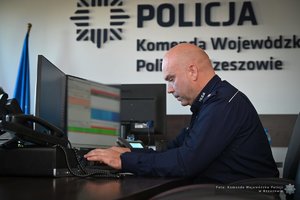 Zdjęcia przedstawiają umundurowanych funkcjonariuszy Policji w trakcie przebiegu eliminacji do ogólnopolskiego konkursu służby dyżurnej. Na zdjęciach widać zmagania policjantów podczas testów i zadań praktycznych. Wszystko odbywa się w zamkniętej sali konferencyjnej.