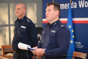 Zdjęcia przedstawiają umundurowanych funkcjonariuszy Policji w trakcie przebiegu eliminacji do ogólnopolskiego konkursu służby dyżurnej. Na zdjęciach widać zmagania policjantów podczas testów i zadań praktycznych. Wszystko odbywa się w zamkniętej sali konferencyjnej.