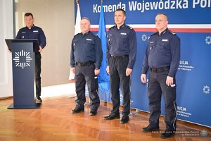 Zdjęcia przedstawiają umundurowanych funkcjonariuszy Policji w trakcie przebiegu eliminacji do ogólnopolskiego konkursu służby dyżurnej. Na zdjęciach widać zmagania policjantów podczas testów i zadań praktycznych. Wszystko odbywa się w zamkniętej sali konferencyjnej.