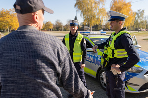 Zdjęcia przedstawiają funkcjonariuszy z Komendy Powiatowej Policji w Leżajsku podczas działać profilaktycznych zmierzających do zwiększenia bezpieczeństwa w ruchu drogowym wśród niechronionych uczestników ruchu drogowego. Policjanci zachęcali do korzystania z elementów odblaskowych. Na zdjęciach widać radiowóz, umundurowanego policjanta a także osoby, które posiadają elementy odblaskowe. 

Zdjęcia: asp. Miłosz Krzywonos