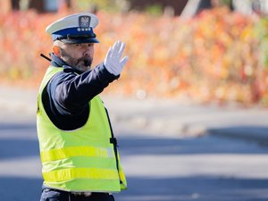 Zdjęcia przedstawiają umundurowanych funkcjonariuszy ruchu drogowego z leżajskiej komendy, którzy dbają o bezpieczeństwo osób odwiedzających cmentarze z okazji obchodów Wszystkich Świętych.