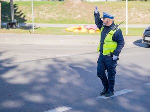 Zdjęcia przedstawiają umundurowanych funkcjonariuszy ruchu drogowego z leżajskiej komendy, którzy dbają o bezpieczeństwo osób odwiedzających cmentarze z okazji obchodów Wszystkich Świętych.