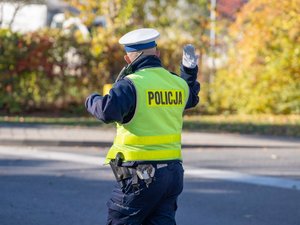 Zdjęcia przedstawiają umundurowanych funkcjonariuszy ruchu drogowego z leżajskiej komendy, którzy dbają o bezpieczeństwo osób odwiedzających cmentarze z okazji obchodów Wszystkich Świętych.