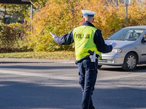 Zdjęcia przedstawiają umundurowanych funkcjonariuszy ruchu drogowego z leżajskiej komendy, którzy dbają o bezpieczeństwo osób odwiedzających cmentarze z okazji obchodów Wszystkich Świętych.