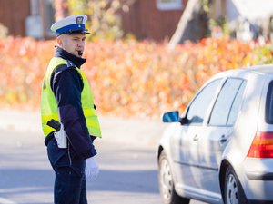 Zdjęcia przedstawiają umundurowanych funkcjonariuszy ruchu drogowego z leżajskiej komendy, którzy dbają o bezpieczeństwo osób odwiedzających cmentarze z okazji obchodów Wszystkich Świętych.