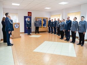 Zdjęcia przedstawiają przebieg uroczystej zbiórki, która miała miejsce na świetlicy Komendy Powiatowej Policji w Leżajsku. Na zdjęciach widać umundurowanych funkcjonariuszy leżajskiej jednostki.