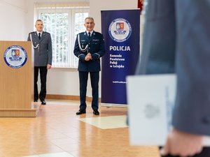 Zdjęcia przedstawiają przebieg uroczystej zbiórki, która miała miejsce na świetlicy Komendy Powiatowej Policji w Leżajsku. Na zdjęciach widać umundurowanych funkcjonariuszy leżajskiej jednostki.