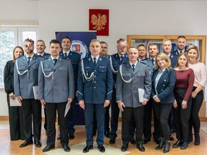 Zdjęcia przedstawiają przebieg uroczystej zbiórki, która miała miejsce na świetlicy Komendy Powiatowej Policji w Leżajsku. Na zdjęciach widać umundurowanych funkcjonariuszy leżajskiej jednostki.