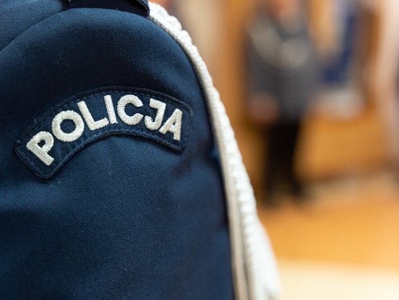 Zdjęcia przedstawiają przebieg uroczystej zbiórki, która miała miejsce na świetlicy Komendy Powiatowej Policji w Leżajsku. Na zdjęciach widać umundurowanych funkcjonariuszy leżajskiej jednostki.