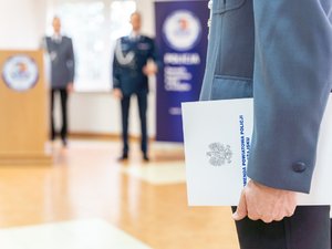 Zdjęcia przedstawiają przebieg uroczystej zbiórki, która miała miejsce na świetlicy Komendy Powiatowej Policji w Leżajsku. Na zdjęciach widać umundurowanych funkcjonariuszy leżajskiej jednostki.