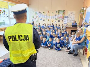 Zdjęcia przedstawiają spotkanie policjantów z leżajskiej komendy z przedszkolakami z przedszkola &amp;quot;Promyczek&amp;quot; w Leżajsku. Policjanci byli umundurowani i prowadzili zajęcia dla najmłodszych.